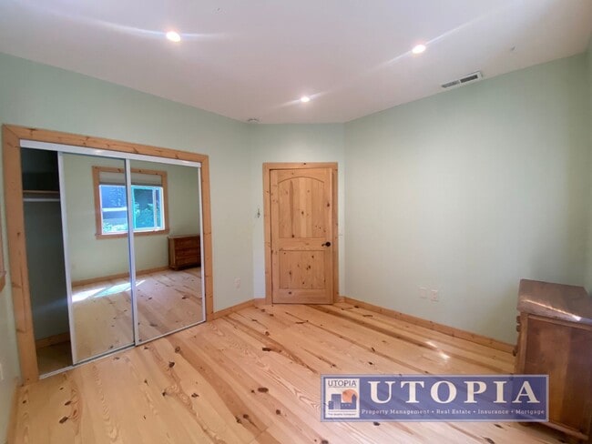 Building Photo - Gorgeous 4-bedroom, 2-bathroom Forest Lake Home with Deck, Office & Scenic Redwood Views