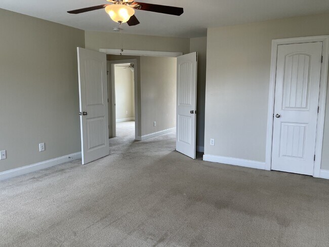 Building Photo - 834 Solomon Dr