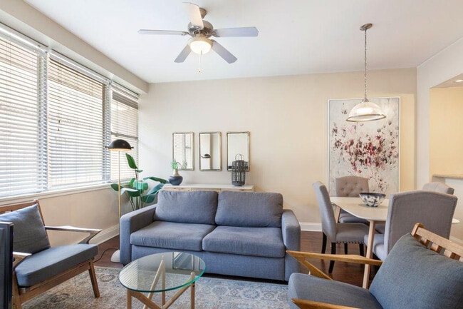 Building Photo - 925 Common St