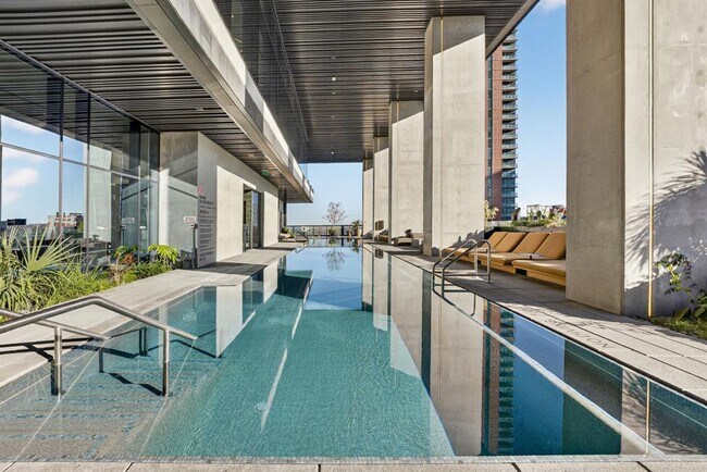 Building Photo - 610 Davis St