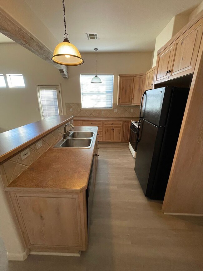 Building Photo - Beautiful 3 Bedroom/2.5 Bath w/ Office off...