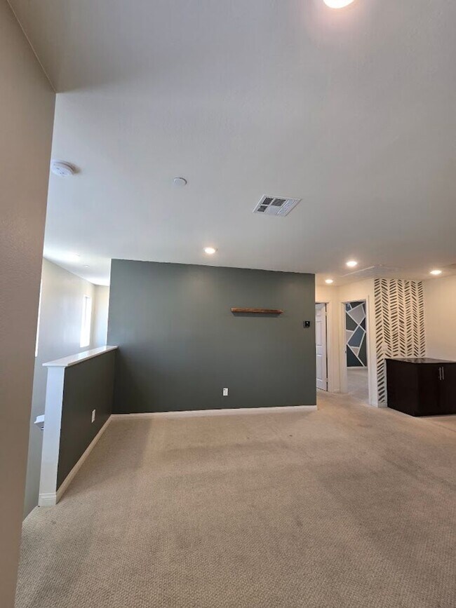 Building Photo - 3-Bedroom Home in Gated Community with Mod...