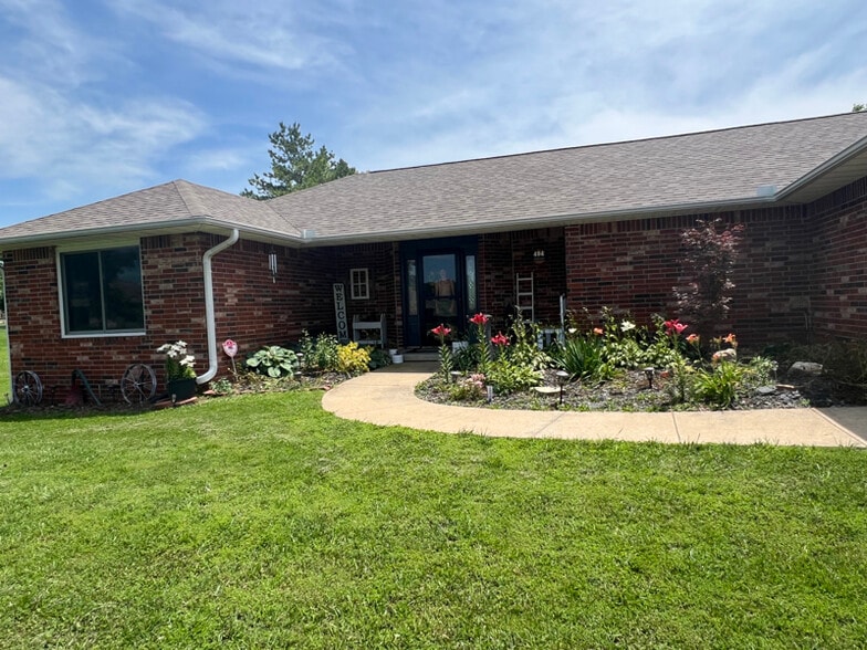 Primary Photo - 404 E 9th St