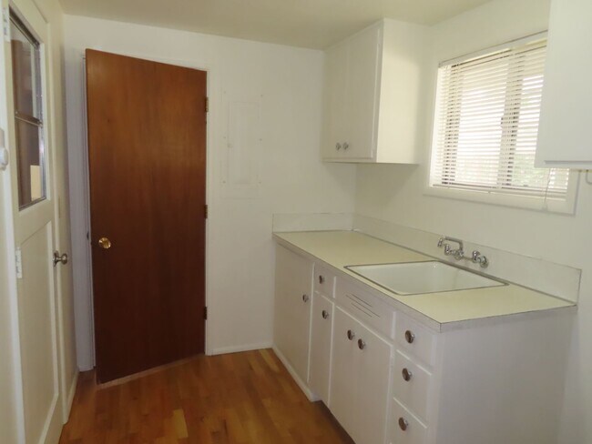 Building Photo - 3 Bed/ 1.5 Bath 60's Vintage Charmer in th...