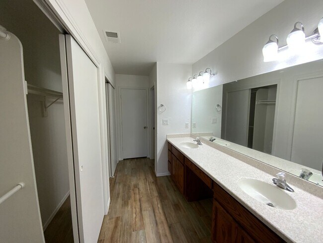 Building Photo - 3 Bedroom Single Story Home Available Near...