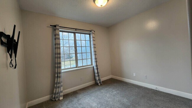 Building Photo - Large Renovated Orem Condo for Rent