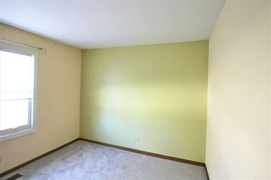 Building Photo - 2373 Crescent Ln S