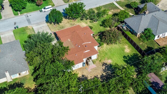 Building Photo - 3 Bedroom 2 Bath 2 Car Garage - Backs Up To A Nice Farm
