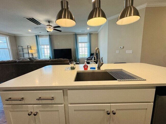 Building Photo - Pre-leasing for an April Move in-TOWN MADISON