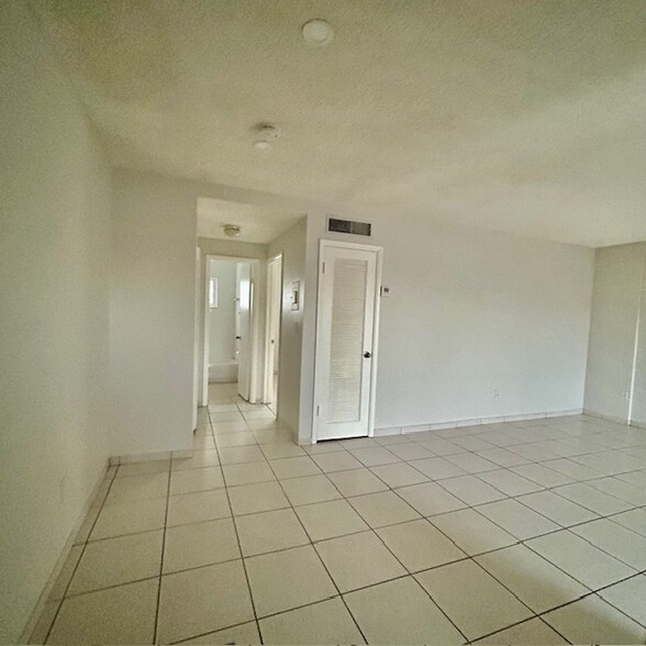 Hallway to bath & bdrm - 900 SW 84th Ave