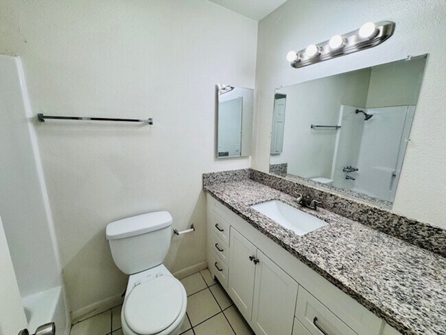 Building Photo - Remodeled and Spacious 4+2