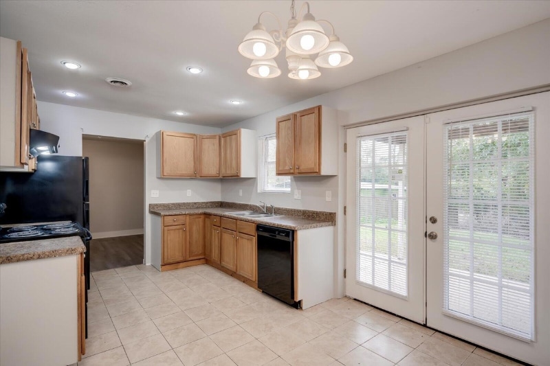 Building Photo - 2922 Dahlia Dr