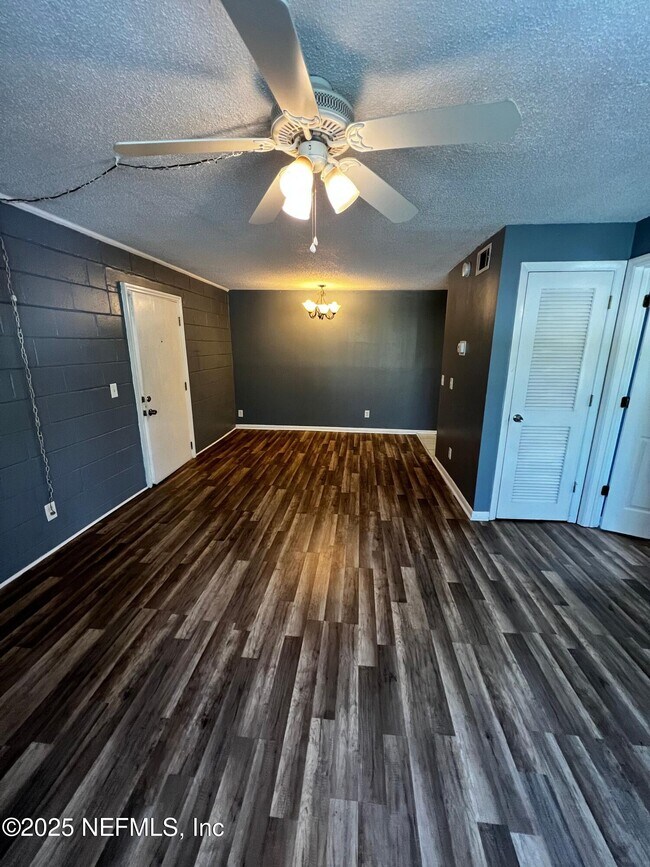 Building Photo - 4 8th Ave S