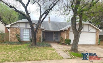 Building Photo - 3824 Hackberry Ln