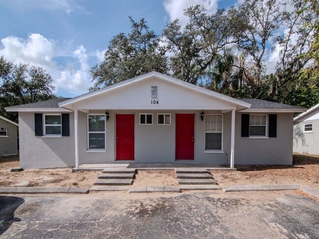 Building Photo - Great Location - 1 Bedroom 1 Bath Duplex w/ Backyard