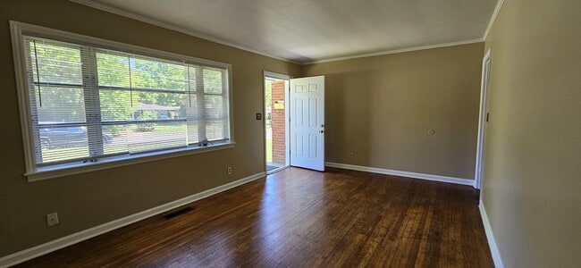 Building Photo - 2004 Roebuck St