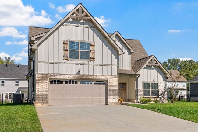 Building Photo - Pet Friendly Four Bedroom with Bonus!