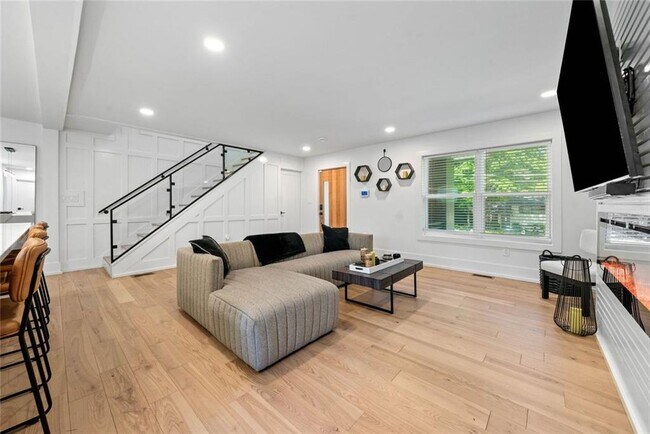 Building Photo - 320 Kelso Dr SW