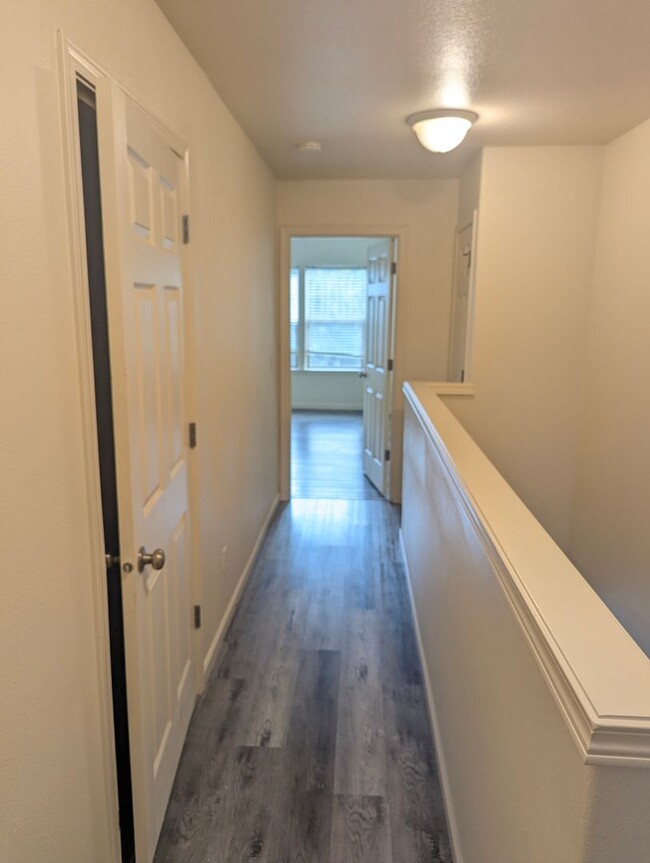 Building Photo - Minutes from Nike and One Week Free! 2 Bed...