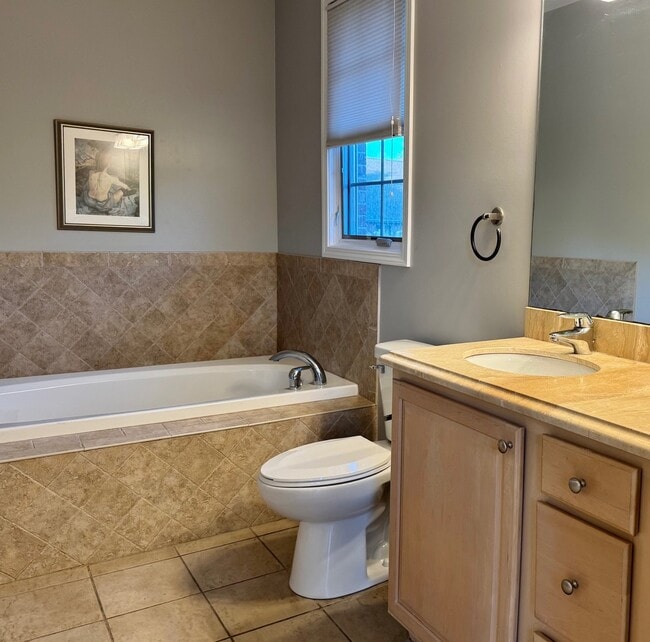 Building Photo - 1522 Stonegate Manor