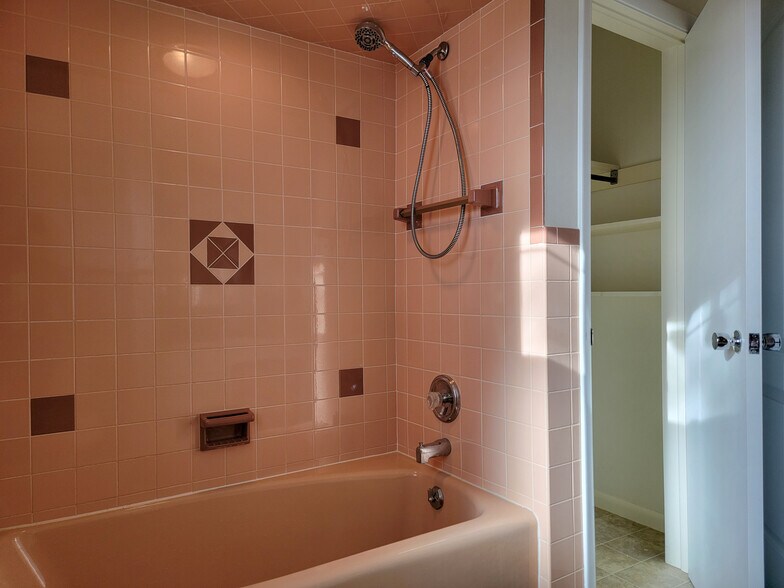 Building Photo - 502 W Newport Rd