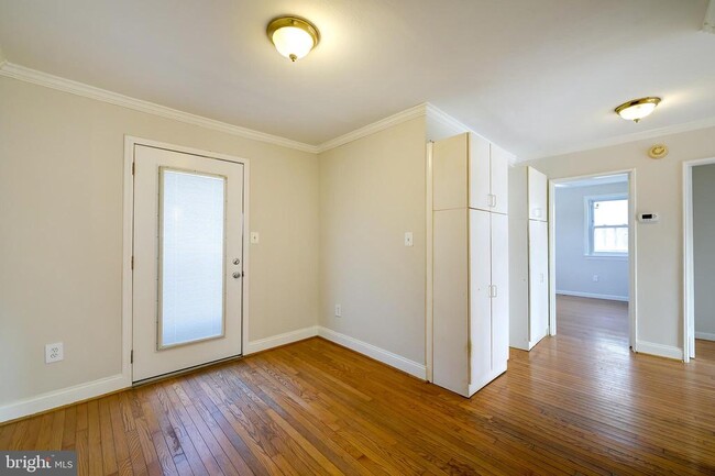 Building Photo - 10022 Brunett Ave