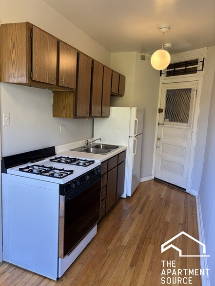 Building Photo - 3003 N Racine Ave