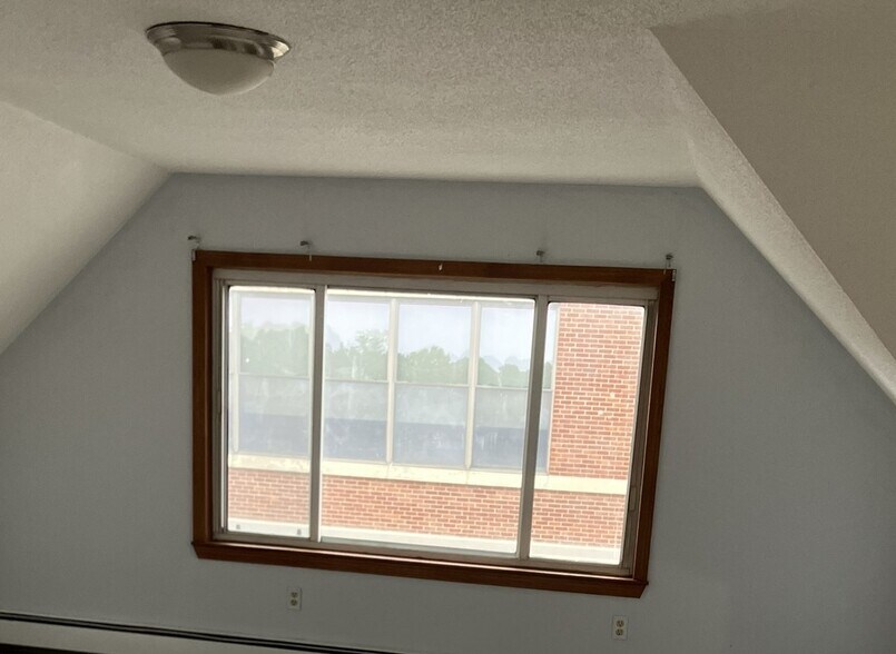 Building Photo - 229 University Ave