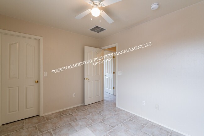 Building Photo - 4123 E Cameo Point Dr