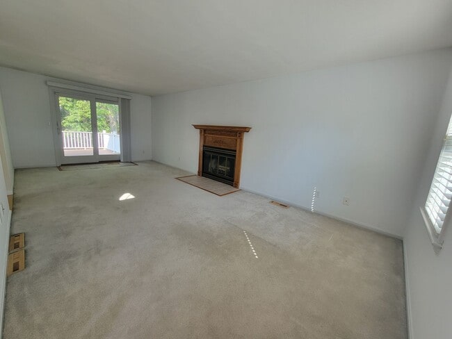 Building Photo - Beautiful Single-Family Home Litchfield NH for Rent