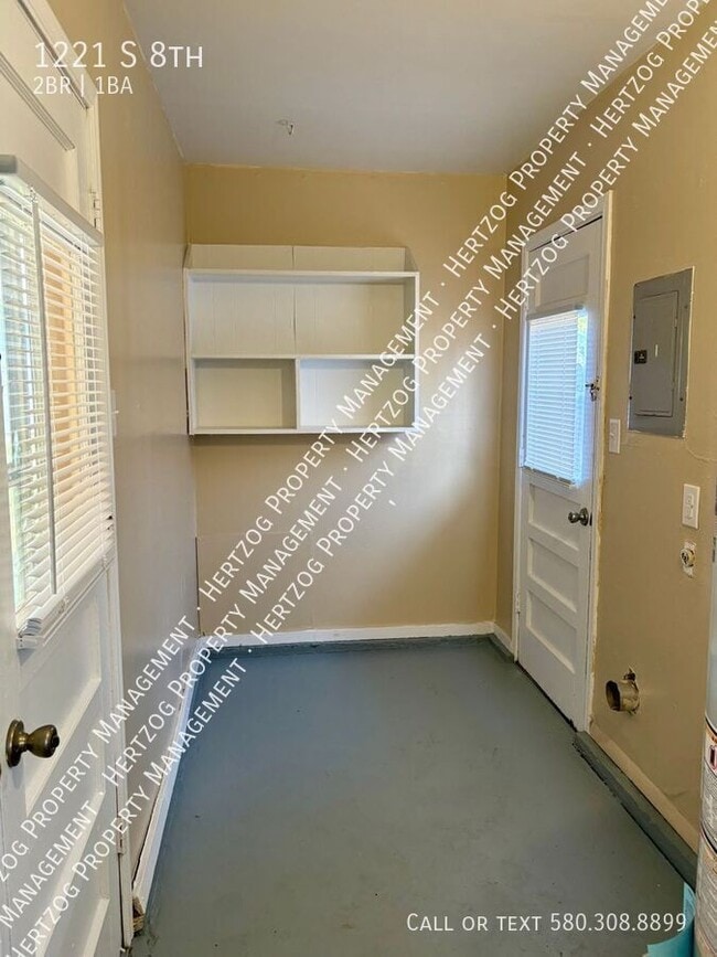 Building Photo - 1221 S 8th-