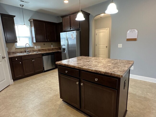 Building Photo - Awesome 4 Bedroom 2.5 Bath Home with Lots of space and a 2 Car Garage!