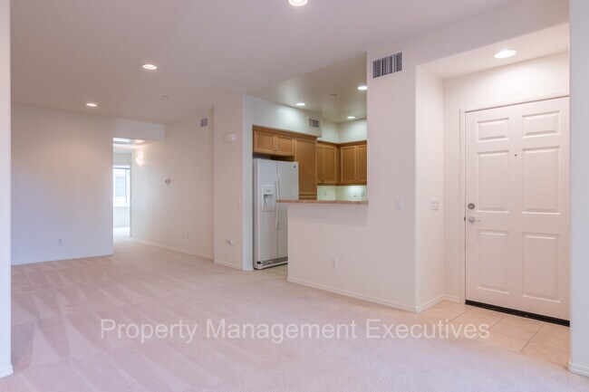 Building Photo - Newer 2 Bedroom, 2 Bath Townhouse with Garage