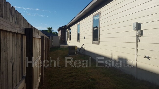 Building Photo - 1045 Carolyn Cove