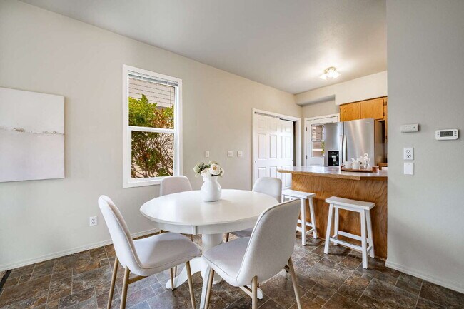 Building Photo - Sought-after 5-Bedroom Pet Friendly Home i...