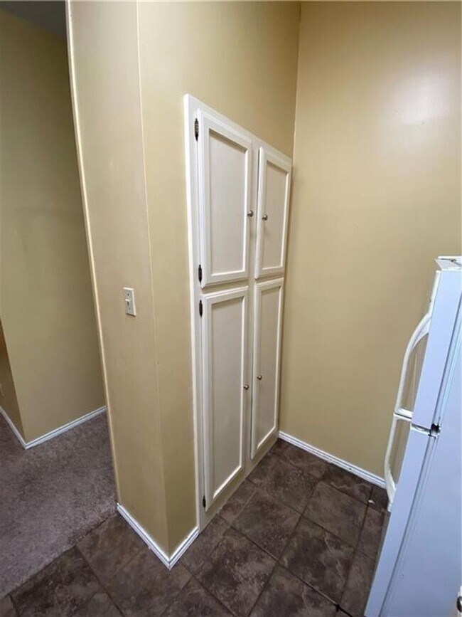 Building Photo - Wedgewood #311