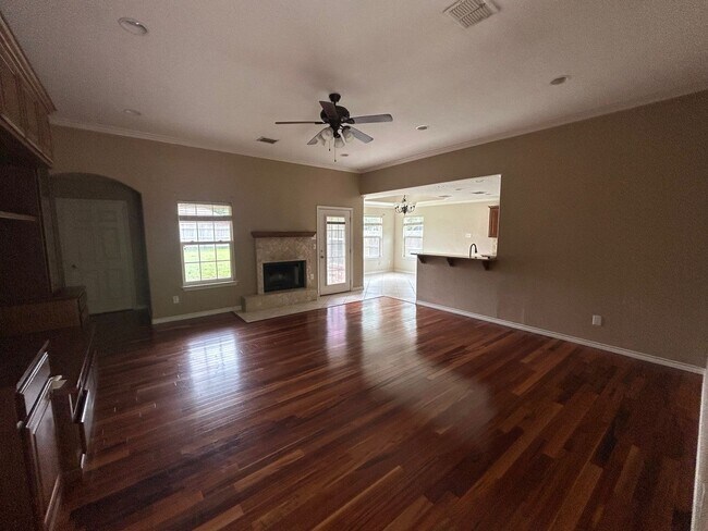 Building Photo - Updated Midway ISD Home