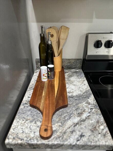 Building Photo - 121 Forest St