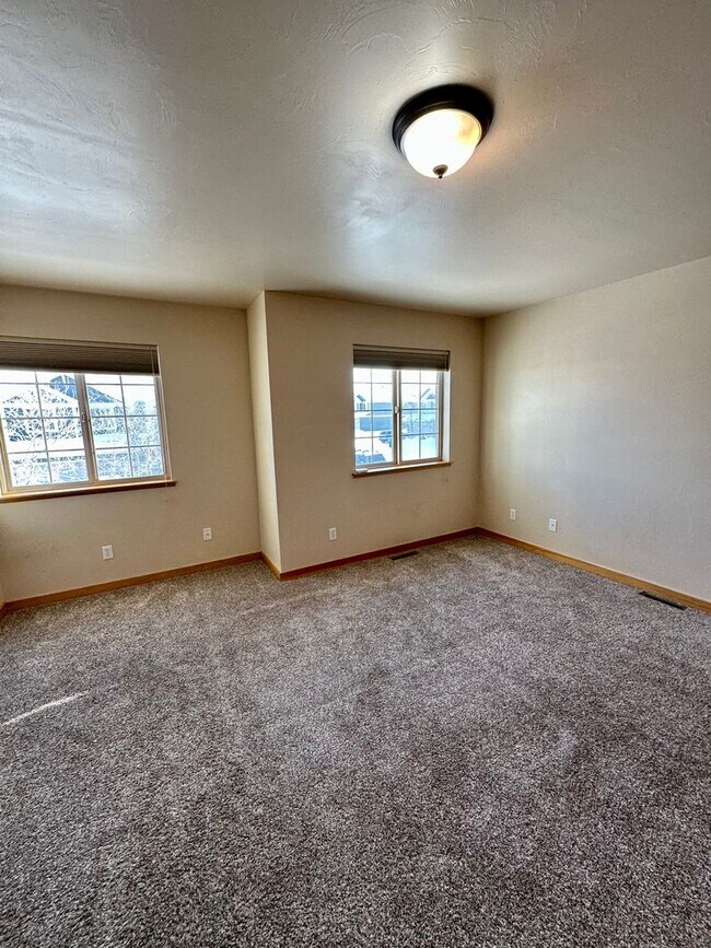 Building Photo - Opportunity in Broadwater Court Community