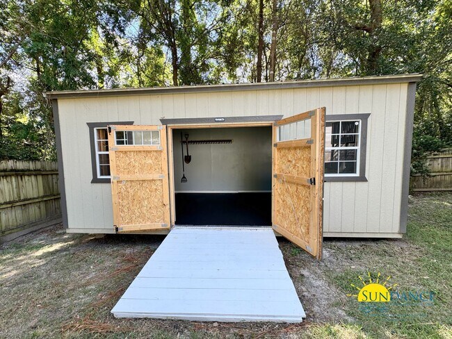 Building Photo - Stunning South Crestview Home with many Custom Details!