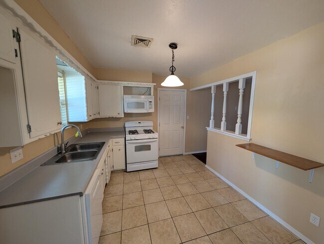 Building Photo - 1404 Heather Ln