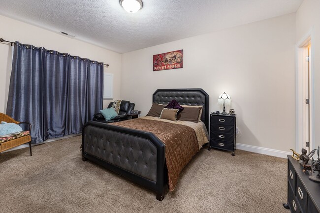 Building Photo - Available for a 6 month lease term!