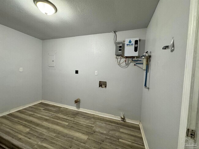 Building Photo - 6130 Syrcle Ave