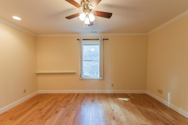 Building Photo - 211 Spicewood Dr