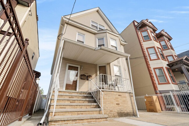 Primary Photo - 302 Clerk St
