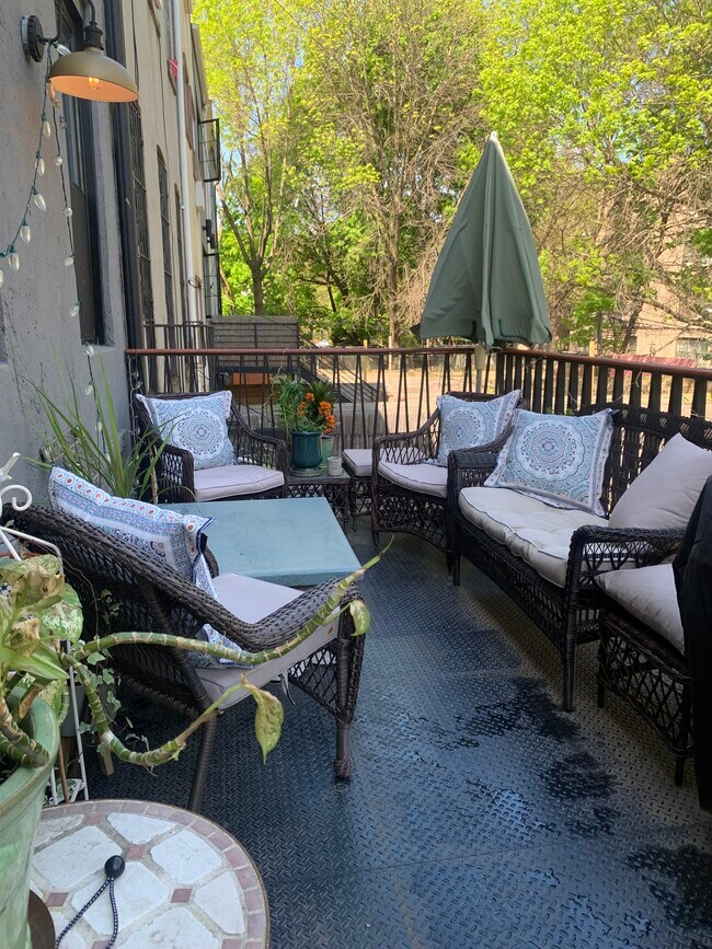 Building Photo - 559 Monroe St