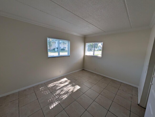 Building Photo - 817 Lighthouse Dr