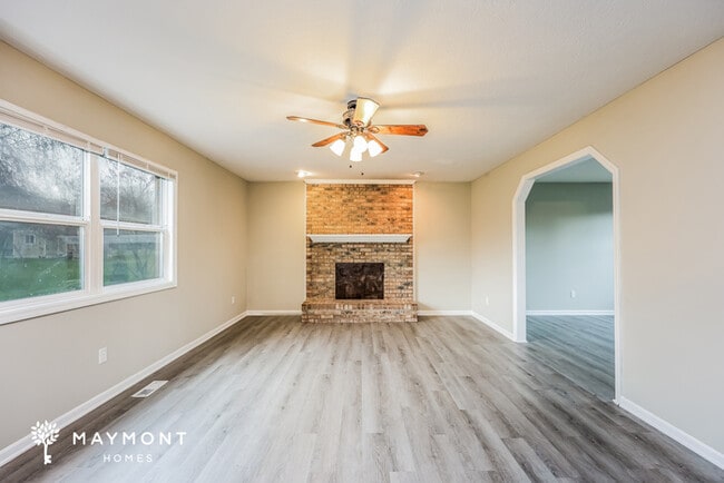 Building Photo - Spacious 4 Bedroom Brick Home