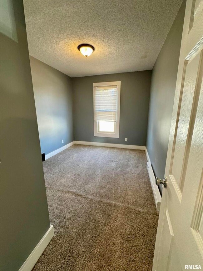 Building Photo - 627 N Division St