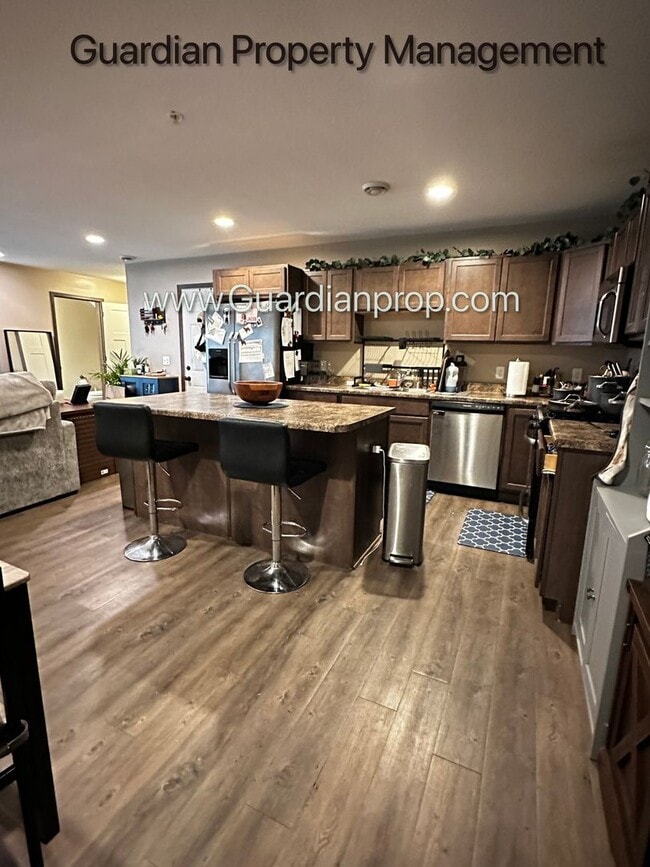 Building Photo - Lakeville End unit Town Home, Avail December, Two Car Garage, Dishwasher, W/D, 2.5 Baths